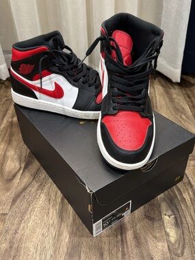 Nike Air Jordan 1 Mid - Black/Red/White